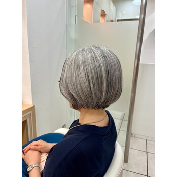 グレイヘアを活かしたすっきり大人ボブ｜まとまりやすく時短スタイリングも簡単にの画像