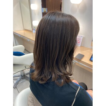 ブリーチなしで叶う透明感カラー｜赤味を抑えて大人の上品ヘアにの画像