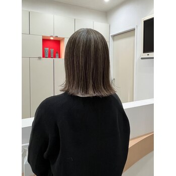 私らしく育てるグレイヘア｜隠すから“活かす”へ。自然に変化を楽しむの画像